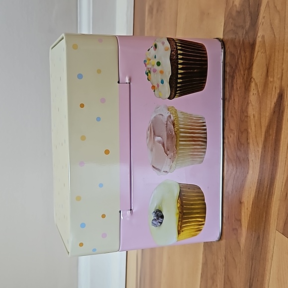 Cupcakes Recipe Box with 100 Recipes - Picture 3 of 5